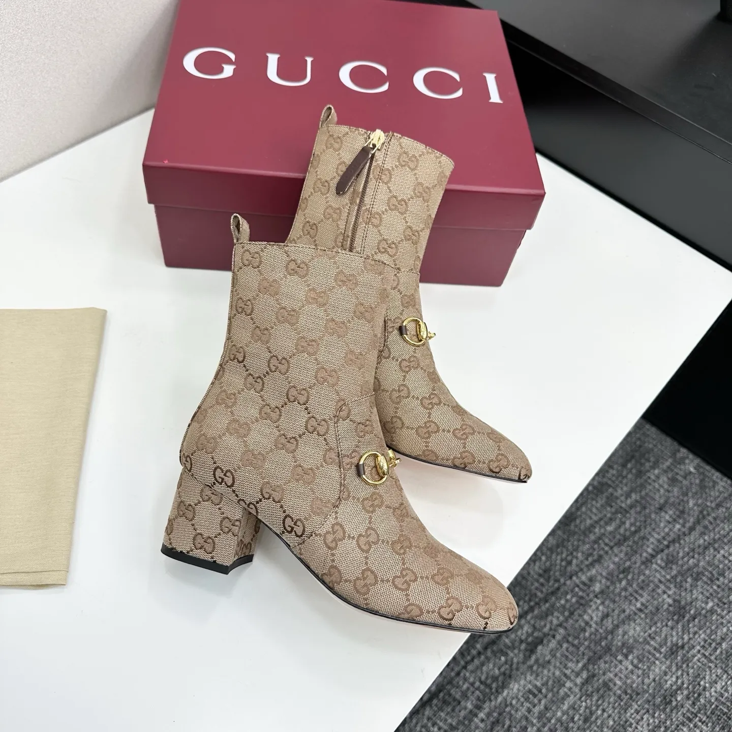 👟👟Ex-factory price 740👟👟 Gucci Gucci 2025G new autumn and winter classic horsebit thick heel short boots. The main series is finally available, and the products are worth looking forward to! Original classics create new designs ✨ Purchasing agent level! Full of high-end feel! A favorite among bloggers at home and abroad, it is retro and fashionable, easy to wear and looks great on your feet! Mainly recommended by the official website, new colors are constantly updated 🆕 ▪️Upper: original calfskin/cloth ▪️Inner lining: imported sheepskin ▪️Outsole: Italian leather outsole ▪️Heel height: 3.5cm ▪️Shoe size: 35-39 (40.41.42 can be customized)